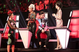 HLV “quá khích”, khán giả ví The Voice 2017 như chợ vỡ