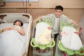 Ginô Tống – Kim Chi hạnh phúc đón hai con đầu lòng chào đời