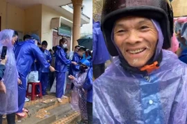 Bất chấp mưa gió, Thủy Tiên phát tiền cho gần 1000 dân Quảng Bình