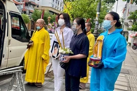 Tang lễ diễn viên Đức Long lặng lẽ giữa mùa dịch