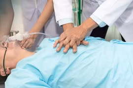 Cứu sống bệnh nhân ngừng tim trên đường đến bệnh viện