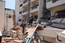 Bộ đội Việt Nam nỗ lực giải cứu 1 nạn nhân động đất ở Myanmar