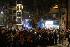 Fan đứng chờ Seungri (Big Bang) đông kín phố Hà Nội