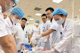 Bệnh viện Việt Đức hội chẩn, khám cho bệnh nhân vụ lật xe ở Vĩnh Phúc