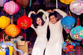 Vợ chồng diễn viên Vân Trang say men tình ở Hội An