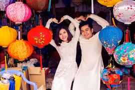 Vợ chồng diễn viên Vân Trang say men tình ở Hội An