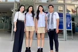 2 ái nữ nhà Quyền Linh khoe chân dài miên man chuẩn mẫu