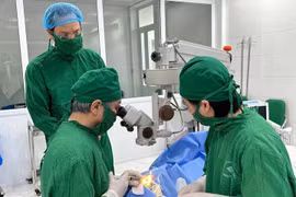 Cấp cứu người bệnh vỡ nhãn cầu do đá bắn vào mắt