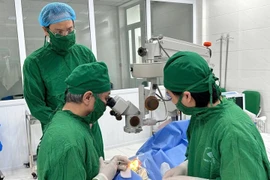 Cấp cứu người bệnh vỡ nhãn cầu do đá bắn vào mắt