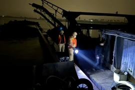 Bắt giữ tàu khai thác cát trái phép trên sông Hồng