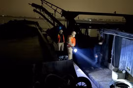 Bắt giữ tàu khai thác cát trái phép trên sông Hồng