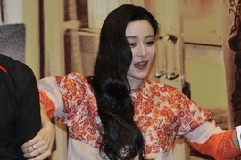 Phạm Băng Băng gặp sự cố suýt vấp ngã vì giày cao