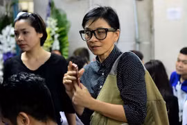 “Cô gái xấu xí” Ngọc Hiệp đến viếng Minh Thuận lúc khuya