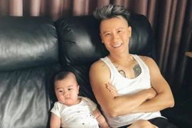 Ca sĩ Hoàng Bách thế nào sau khi triệt sản vì thương vợ?