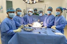 Nam thanh niên "bất lực" vì... thói quen uống rượu ngâm cao trăn