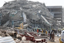 Thái Lan xuyên đêm giải cứu nạn nhân mắc kẹt sau động đất