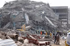 Thái Lan xuyên đêm giải cứu nạn nhân mắc kẹt sau động đất