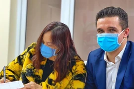 Phương Mai và chồng Tây đeo khẩu trang đi đăng ký kết hôn sau 2 tháng sinh con