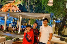 Con trai Phước Sang và Kim Thư lần đầu lộ diện, mặt tuấn tú, cao 1m76