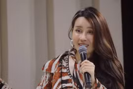 Lưu Hương Giang diện áo “tự do muôn năm” lên sân khấu Chị đẹp