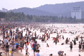 Biển Cửa Lò hút khách dịp nghỉ lễ