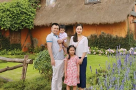 Tổ ấm hạnh phúc của NSND Tự Long và vợ giáo viên xinh đẹp kém 12 tuổi