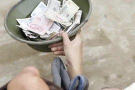 Giật mình khi nhìn thấy gương mặt của người ăn xin bên đường