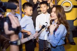 Hồ Ngọc Hà rạng rỡ dẫn Subeo đi xem phim