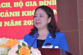 Phó Chủ tịch nước Võ Thị Ánh Xuân tặng quà Tết tại Bến Tre