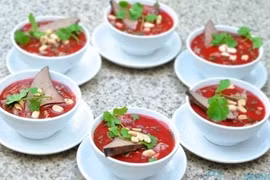 Người đàn ông tử vong sau khi ăn tiết canh lợn