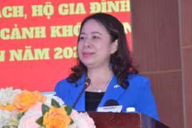 Phó Chủ tịch nước Võ Thị Ánh Xuân tặng quà Tết tại Bến Tre