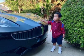 Đưa con trai đi học, Phạm Hương khéo khoe xế hộp sang chảnh