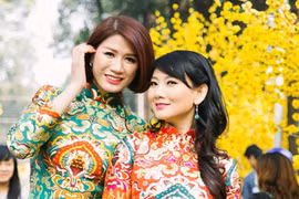 Trang Trần cùng Mỹ Uyên dịu dàng trẩy hội phố ông đồ