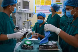 Lấy dị vật ấu trùng ra khỏi tai bé 16 tháng tuổi