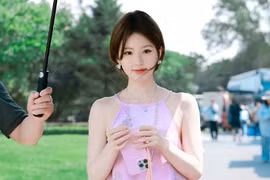 Bất ngờ với vòng eo chỉ nhỏ bằng tai nghe của Triệu Lộ Tư