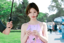 Bất ngờ với vòng eo chỉ nhỏ bằng tai nghe của Triệu Lộ Tư