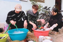 Rửa bát ngày Tết cùng Hòa Minzy, Đức Phúc bị soi điệu như con gái