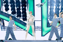 Hồ Ngọc Hà diện trang phục ngắn cũn gây tranh cãi