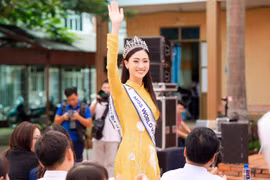 Hoa hậu Lương Thùy Linh diện áo dài về Cao Bằng sau đăng quang