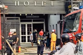 Giải cứu thành công 6 người thoát khỏi đám cháy khách sạn 6 tầng