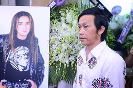 Hoài Linh đi xe ôm đến viếng đám tang Minh Thuận