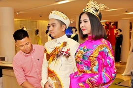 Vân Trang đi thử đồ cưới cùng chồng tương lai