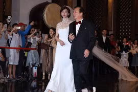 Lâm Chí Linh diện váy cưới lộng lẫy, được cha hộ tống đến hôn lễ