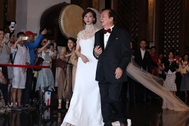 Lâm Chí Linh diện váy cưới lộng lẫy, được cha hộ tống đến hôn lễ