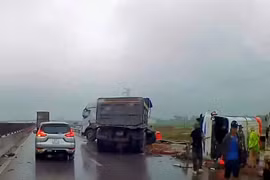 Xe chở giáo viên, học sinh gặp tai nạn trên cao tốc Diễn Châu - Bãi Vọt