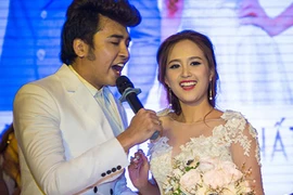 Diễn viên Phương Hằng được chồng hát tặng trong tiệc cưới