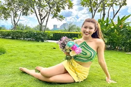 Thúy Ngân “10 điểm thanh lịch” khi diện váy ngắn tạo dáng