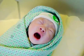 Người phụ nữ 54 tuổi hạnh phúc đón con đầu lòng chào đời