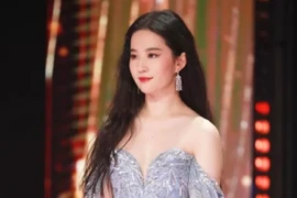 Lưu Diệc Phi lộ body đô con, bắp tay to khác hẳn ảnh photoshop