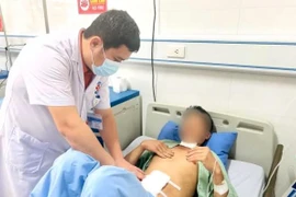 Cứu bệnh nhân tự ý cắt cổ đứt động mạch thượng vị, sốc mất máu